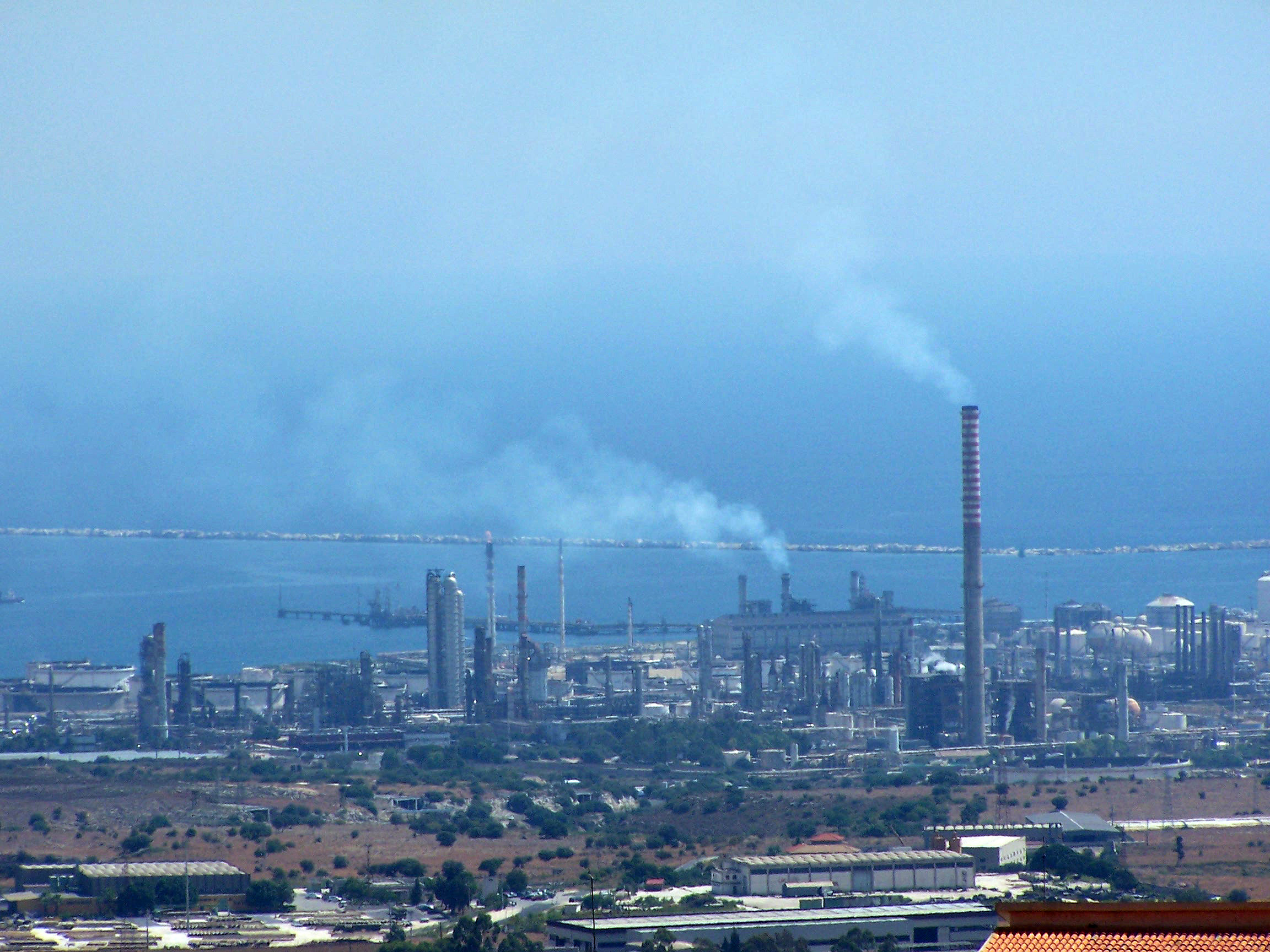 Priolo, settimane di miasmi nel polo petrolchimico: la Procura indaga sulle emissioni