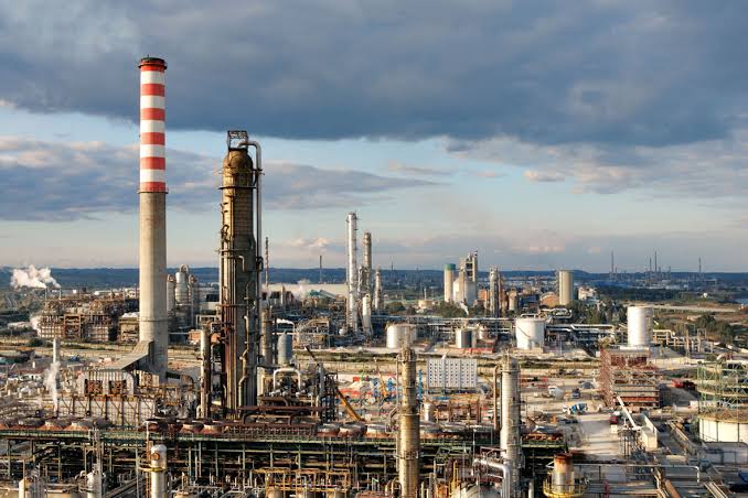 Cattivi odori, 5.858 segnalazioni in un anno: nell’area di Siracusa il 61% riguarda gli idrocarburi